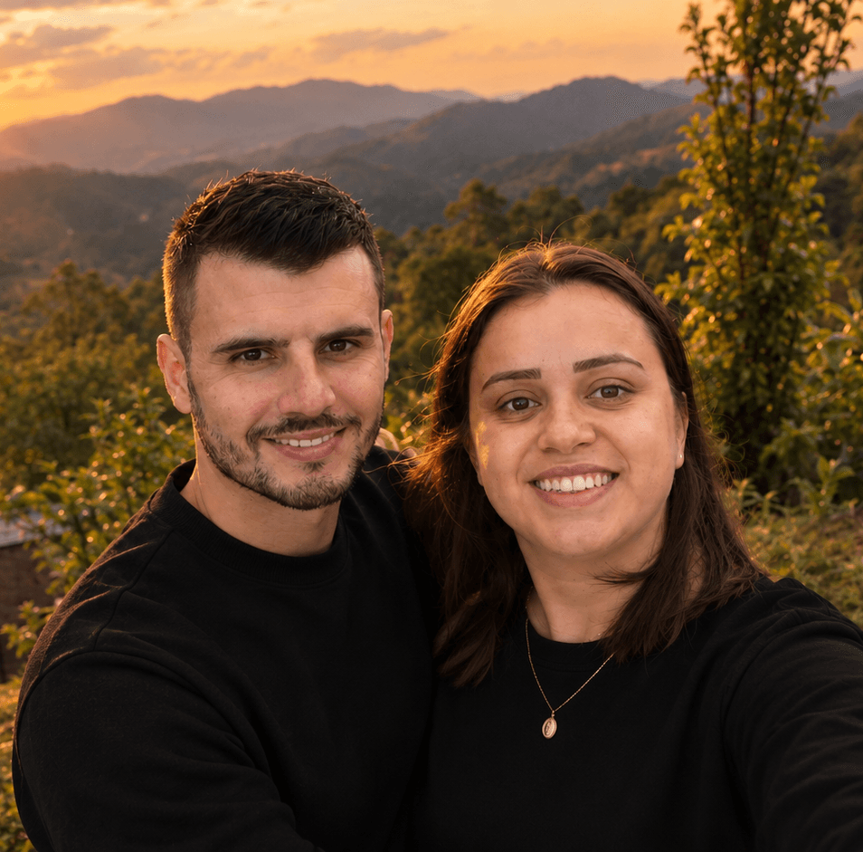O casal da Twylo em um pôr do sol nas montanhas